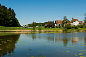 See und kleines Dorf im Frühling, Schleinsee, bei Kressbronn, Bodensee, Baden-Württemberg, Deutschland