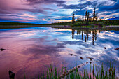 Mitternachtssonne im Wrangell-St.-Elias-Nationalpark, Alaska, USA