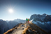 2 Wanderinnen auf dem Weg zum Sonnjoch, dahinter Lamsenspitze , Östliches Karwendelgebirge, Tirol, Österreich