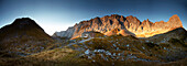 Panorama Lamsenjochhütte mit Rauher Knöll (li) und Lamsenspitze (re) morgens im Herbst , Östliches Karwendelgebirge, Tirol, Österreich