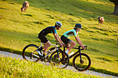junge Frau und junger Mann Paar auf Rennrad, Münsing, Bayern, Deutschland