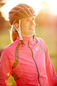 junge Frau mit Helm und Radjacke a, Münsing, Bayern, Deutschland