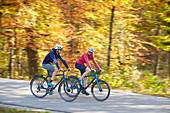 junge Frau junger Mann Paar auf Fahrrad, Münsing, Bayern, Deutschland