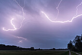 Gewitter und Blitze über der Landschaft des Spreewaldes