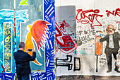 Tourist, East Side Gallery, Berliner Mauer, Berlin, Deutschland