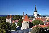Blick von der Patkul-Terrasse auf die Olaikirche und die Altstadt, Tallinn, Estland
