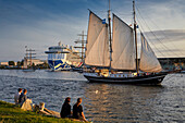 Traditionssegler und Kreuzfahrtschiff im Seekanal Warnemünde, Rostock; Hanse Sail; Mecklenburg-Vorpommern; Deutschland