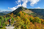 Frau beim Wandern blickt auf Schmittenstein, vom Schlenken, Salzkammergut, Salzburg, Österreich