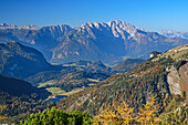 Blick auf Berchtesgadener Alpen und Seewaldsee, vom Hochwieskopf, Salzkammergut, Salzburg, Österreich