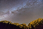 Nachthimmel mit Milchstraße über dem Wilden Kaiser, Wilder Kaiser, Kaisergebirge, Tirol, Österreich