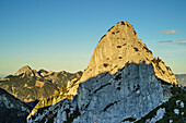 Felswände der Ruchenköpfe mit Wendelstein im Hintergrund, Ruchenköpfe, Spitzinggebiet, Mangfallgebirge, Bayerische Alpen, Oberbayern, Bayern, Deutschland