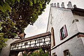 Fachwerk Brücke verbindet Kloster mit Gebäude, Klosterhof, Blaubeuren, Alb Donau Kreis, Schwäbische Alb, Baden-Württemberg, Deutschland