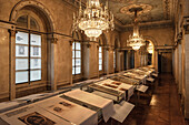 Ausstellung in histroischer Bibliothek im Schloss Ehrenburg, Coburg, Oberfranken, Bayern, Deutschland