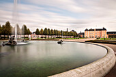 Arion Brunnen, Schloss Schwetzingen und Orangerie von Gartenseite,  Rhein-Neckar Kreis, Baden-Württemberg, Deutschland