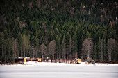 Strandhäuser im Winter am zugefrorenen Eibsee unterhalb Zugspitze, Gemeinde Grainau, Garmisch-Partenkirchen, Bayern, Alpen, Deutschland