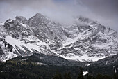 mit Schnee bedeckte Zugspitze, Gemeinde Grainau, Garmisch-Partenkirchen, Bayern, Alpen, Deutschland