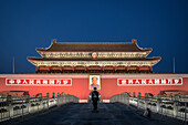 Polizist oder Wachmann vor Porträt von Mao Zedong am Tiananmen Gate dem Tor zur Verbotenen Stadt, Peking, China, Asien