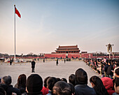 Menschen warten auf Flaggen Zeremonie und Wachablösung am Platz des Himmlischen Friedens, Peking, China, Asien
