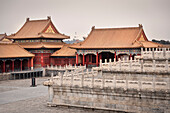 die Verbotene Stadt, Stupa des Bai Ta des Beihai Park zwischen den Dächern sichtbar, Peking, China, Asien, UNESCO Welterbe