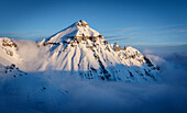 Der Berg Serles ragt im Winter aus dem Nebelmeer, Stubaier Alpen, Tirol, Österreich