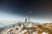 Bergsteiger auf den Gipfel des Ettaler Manndls, Ettal, Ammergau, Ammergauer Alpen, Oberbayer, Bayern, Deutschland