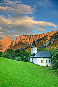 Antoniuskapelle mit Kaisergebirge im Alpenglühen, Antoniuskapelle, Kaisertal, Wilder Kaiser, Kaisergebirge, Tirol, Österreich