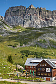 Freiburger Hütte vor Rote Wand, Lechweg, Lechquellengebirge, Vorarlberg, Österreich