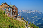 Zwei Frauen beim Wandern stehen vor Purtschellerhaus, Untersberg im Hintergrund, Purtschellerhaus, Hoher Göll, Berchtesgadener Alpen, Oberbayern, Bayern, Deutschland