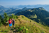 Zwei Frauen beim Wandern steigen zum Hohen Göll auf, Schustersteig, Hoher Göll, Berchtesgadener Alpen, Oberbayern, Bayern, Deutschland