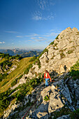 Frau beim Wandern steigt zur Aiplspitze auf, Aiplspitze, Mangfallgebirge, Bayerische Alpen, Oberbayern, Bayern, Deutschland