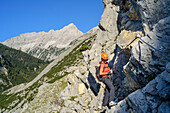Frau steigt über Klettersteig zum Bettelwurf auf, Absamer Klettersteig, Bettelwurf, Karwendel, Tirol, Österreich