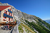Mehrere Personen auf der Hüttenterrasse der Bettelwurfhütte, Bettelwurfhütte, Bettelwurf, Karwendel, Tirol, Österreich