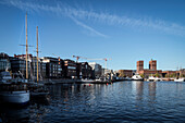 Blick vom Hafen auf das Osloer Rathaus, Oslo, Norwegen, Skandinavien, Europa