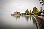 Ufer Promenade mit Blick zum Schloss Montfort, Langenargen, Bodensee, Baden-Württemberg, Deutschland