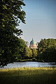 Blick vom Schlosspark „Neuer Garten“ auf die Kuppel der St Nikolaikirche, Heiliger See, Potsdam, Brandenburg, Deutschland