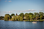 Gruppe macht Picknick auf motorisiertem Boot, Blick über „Heiliger See“ zum Villenviertel, Potsdam, Brandenburg, Deutschland