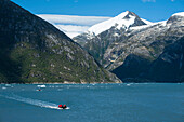 Zodiac Schlauchboote mit Passagieren von einem Expeditions-Kreuzfahrtschiff kehren zum Schiff zurück nachdem sie die Küstenlinie erkundet haben, Garibaldi-Gletscher, nahe Beagle-Kanal, Nationalpark Alberto de Agostini, Chilena Magallanes y de la Antartica