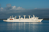 Ein chinesisches Satelliten- und Meerespurverfolgungskontrollschiff (CSMTC) mit vier großen Tracking-Schüsseln liegt im Hafen vor Anker, Suva, Vanua Levu, Fidschi, Südpazifik