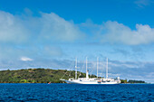 Das Segel Kreuzfahrtschiff Wind Spirit (Windstar Cruises) liegt vor Anker während Tenderboote die Passagiere an Land bringen, Bora Bora, Gesellschaftsinseln, Französisch-Polynesien, Südpazifik