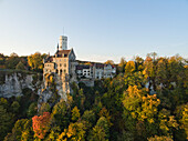 Schloss Lichtenstein, Honau, Biosphärengebiet, Schwäbische Alb, Reutlinger Alb, Baden-Württemberg, Deutschland (Genehmigung für Überflug vorhanden)