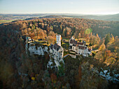 Schloss Lichtenstein, Honau, Biosphärengebiet, Schwäbische Alb, Reutlinger Alb, Baden-Württemberg, Deutschland (Genehmigung für Überflug vorhanden)