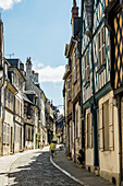Gasse mit Fachwerkhäusern, Altstadt, Bourges, Departement Cher, Region Centre-Val de Loire, Frankreich