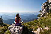 June Frau genießt Gebirgspanorama auf der Benediktenwand, Oberbayern, Alpen, Deutschland