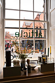 Blick durch historisches Fenster mit Warenauslage aus dem Geschäft article hinaus auf den Castle Market mit seinen Restaurants, County Dublin, Irland, Europa