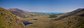 Weitläufiger Panorama Blick von der Passstraße über die Dingle Peninsula zum Meer, gesehen von einer Wanderung entlang dem Weitwanderweg Dingle Way, Slea Head, Dingle Halbinsel, County Kerry, Irland, Europa