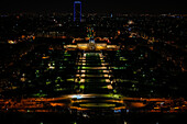 Marsfeld gesehen vom Eiffelturm bei Nacht, Paris, Frankreich, Europa