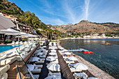 Beach Club und Pool vom Grand Hotel Atlantis Bay in Taormina Mare, Sizilien, Süditalien, Italien