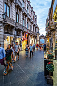 Stadttor zur Altstadt und den Einkaufsgassen von Taormina, Sizilien, Süditalien, Italien