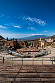 Blick auf das Teatro Antico di Taormina mit Meer und Ätna im Hintergrund,Taormina, Sizilien, Süditalien, Italien