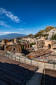 Blick auf das Teatro Antico di Taormina mit Meer und Ätna im Hintergrund, Taormina, Sizilien, Süditalien, Italien